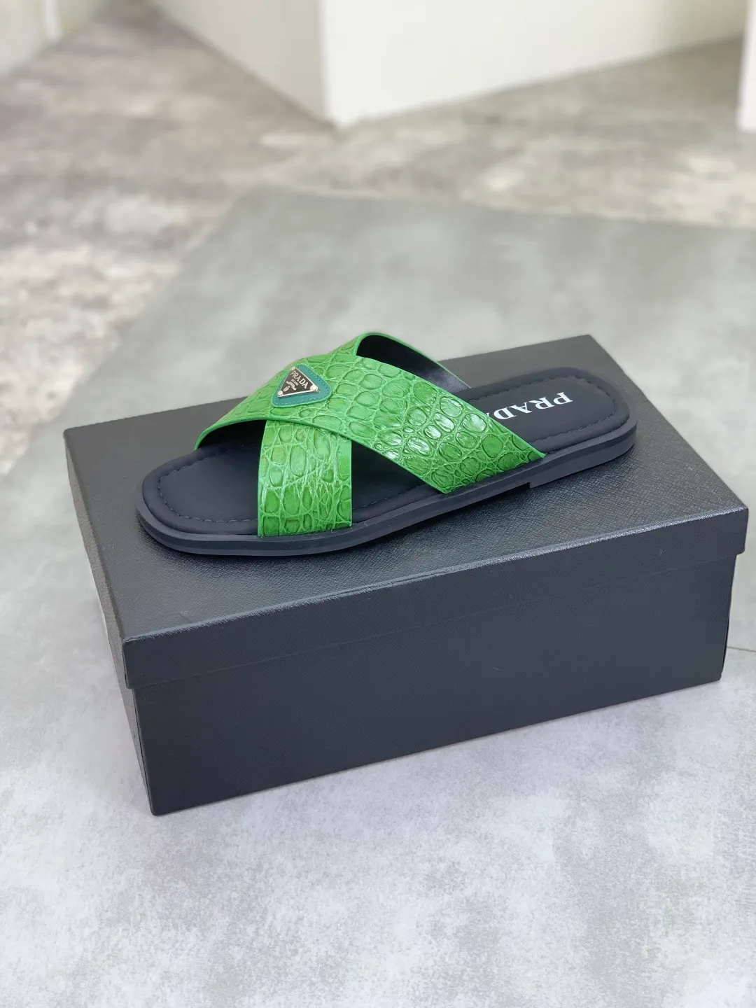 Men's shoes 💰P320💰【New style】🎁🎁🎁 PRADA Prada's new casual slippers, original official website 1:1, perfect workmanship, conveying a kind of noble luxury, sublimating its definition of luxury in Prada's high-end extraordinary craftsmanship. Original combination outsole, size: 39-46 colors 🉑️ to choose from
